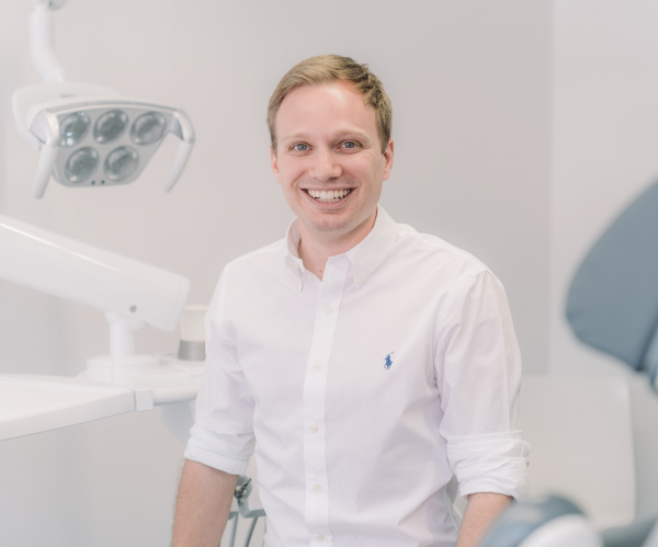 Ihr Zahnarzt Dr. Simon Ernst behandelt Sie gern in der Freiburger Praxis.